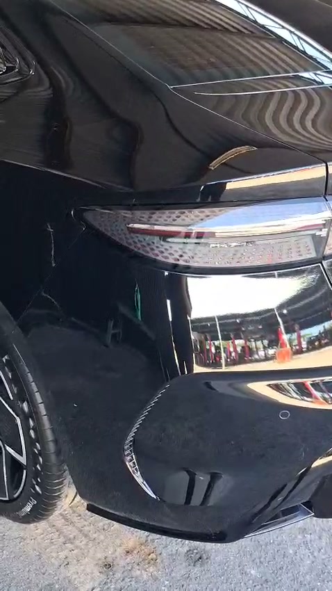 Carro limpo e espelhado após o detalhamento da Rocha's