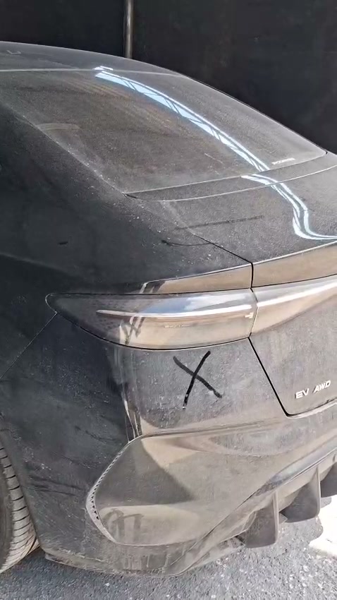 O mesmo carro coberto de poeira antes da lavagem